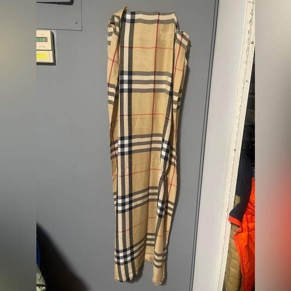 Burberry Cashmere Silk Oversized Scarf/Shawl. - Picture 3 of 11